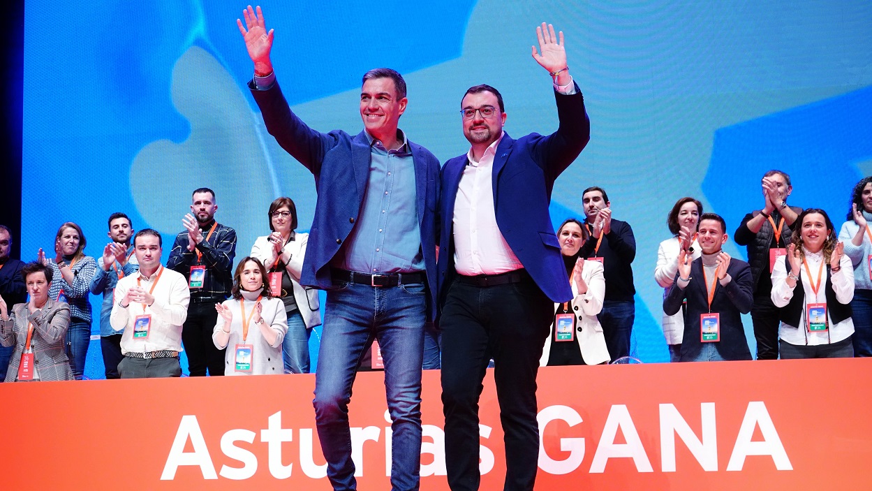 El jefe del Ejecutivo, Pedro Sánchez, y el presidente del Principado de Asturias, Adrián Barbón, durante la inauguración del Congreso del PSOE de Asturias.