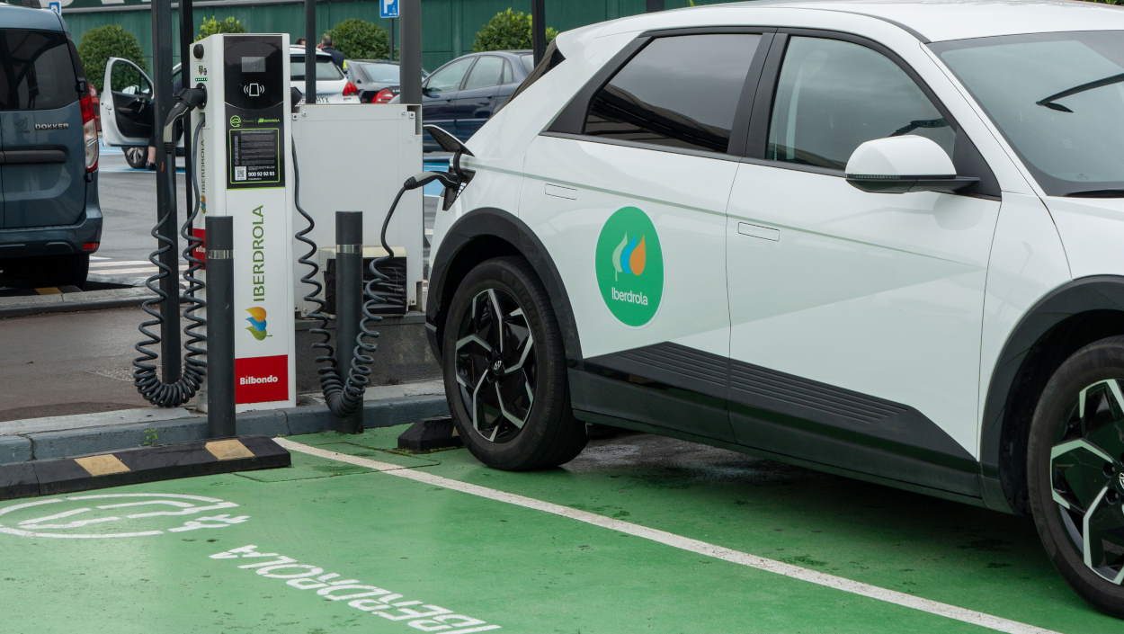 Iberdrola y Eroski se alían para reducir la huella de carbono en los centros de la cadena de supermercados