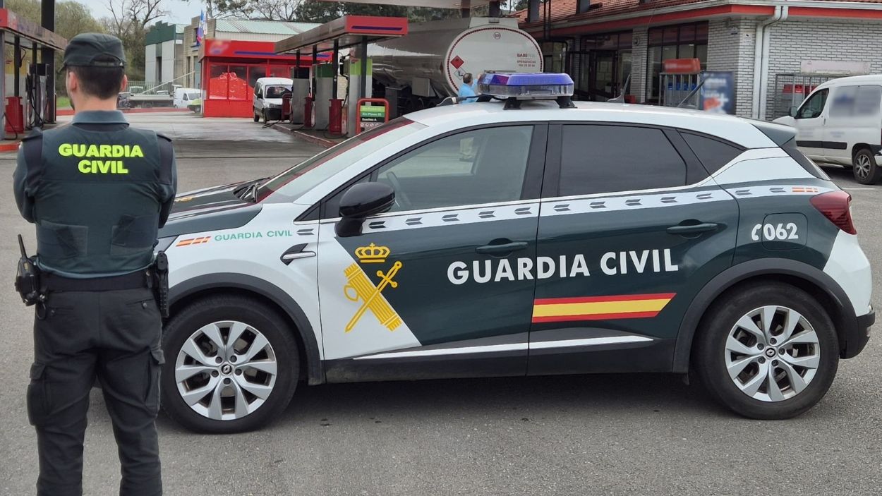 Agente y coche de la Guardia Civil. EP.