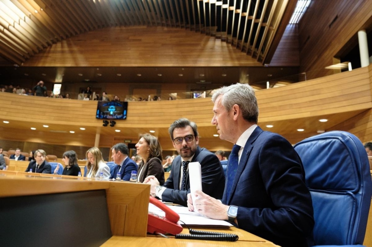 Alfonso Rueda, en primer término, la semana pasada en el Parlamento autonómico (Foto: Europa Press).