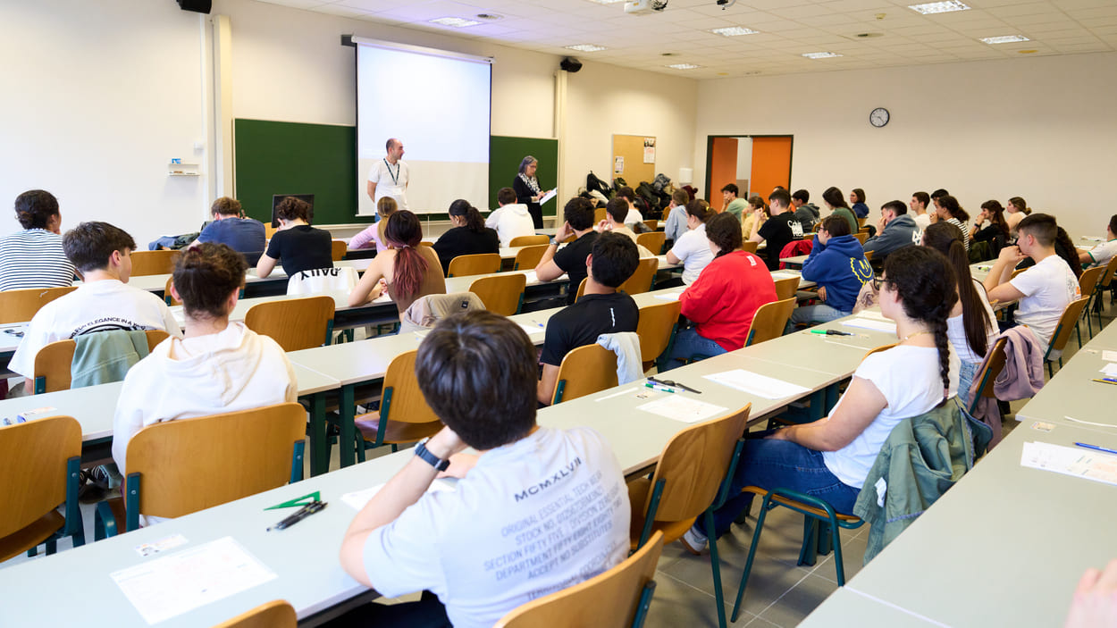 Alumnos de Segundo de Bachillerato durante la primera jornada de la Prueba de Acceso a la Universidad (PAU), en la Facultad de Derecho de la Universidad de Cantabria (UC). EP.